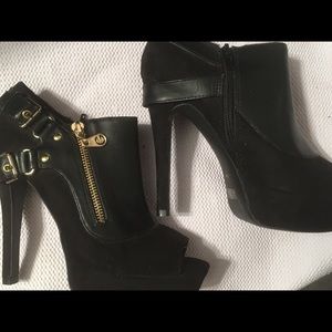 Guess black open toed platform booties, size 6.5M